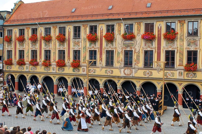 Wallenstein's entry in 1630 in front of the wheelhouse on the market square
