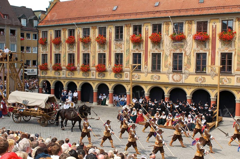 Wallenstein's entry in 1630 in front of the wheelhouse on the market square