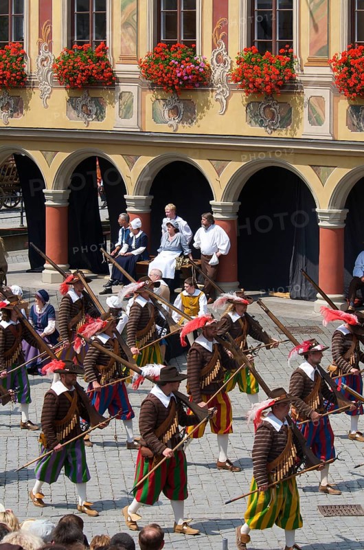 Wallenstein's entry in 1630 in front of the wheelhouse on the market square