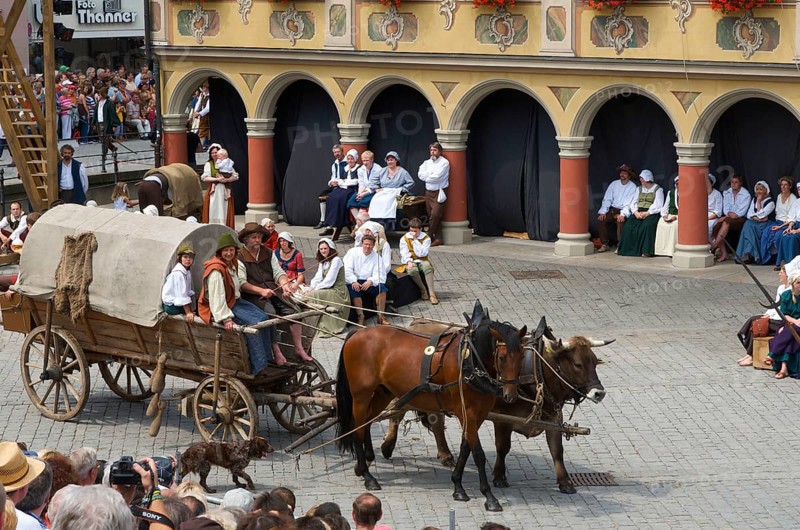 Wallenstein's entry in 1630 in front of the wheelhouse on the market square