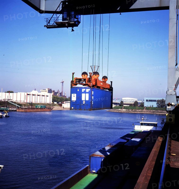 Duisburg: Working in the port of Duisburg on 24. 10. 1995 loading ships. Germany
