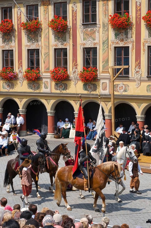Wallenstein's entry in 1630 in front of the wheelhouse on the market square