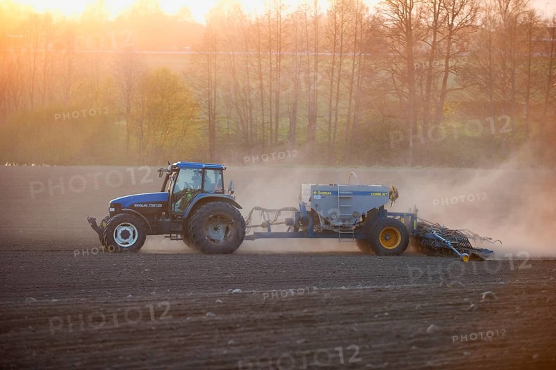 New Holland tractor TM135 with Overum seed drill