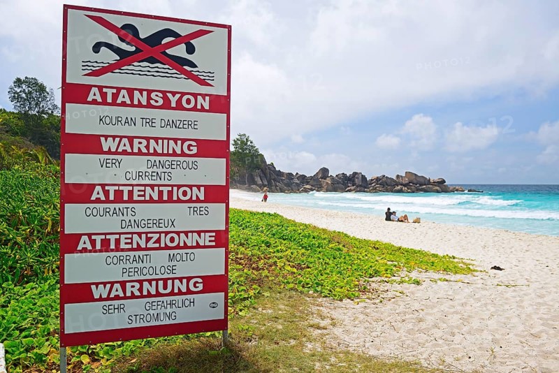 Sign with warnings in different languages about currents