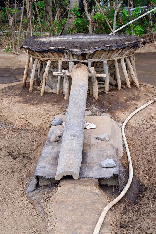 Sand filter for filtering the seawater in front of extracting sea salt