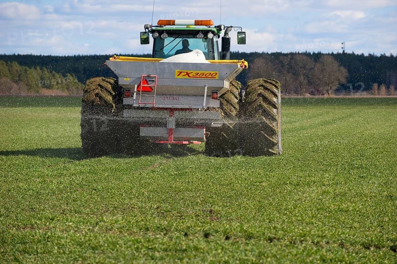 John Deere 8530 tractor with Bredal TX3500 spreader