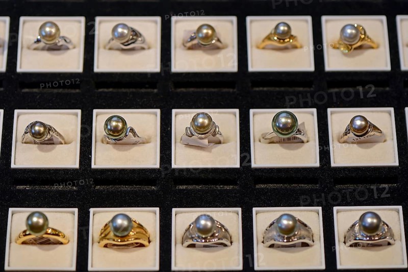 Rings with black cultured pearls