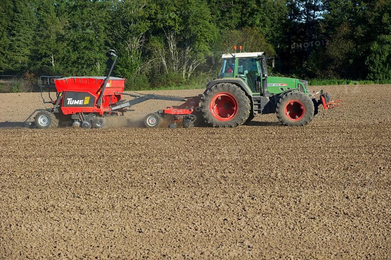 Fendt 820 with Tume seed drill and Cultipack