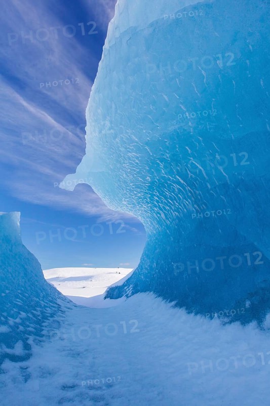 Ice formations in the glacier lagoon Fjallsarlon
