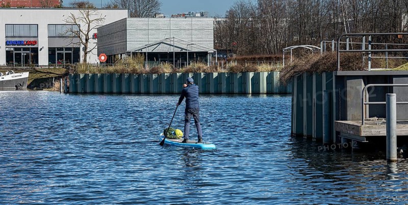 Stand up paddlers at Tempelhofer Hafen