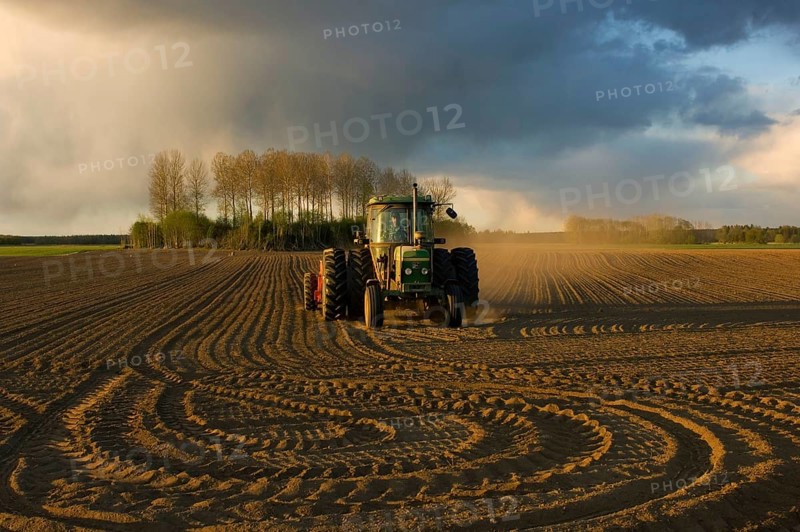 John Deere 2140 tractor pulling seed drill