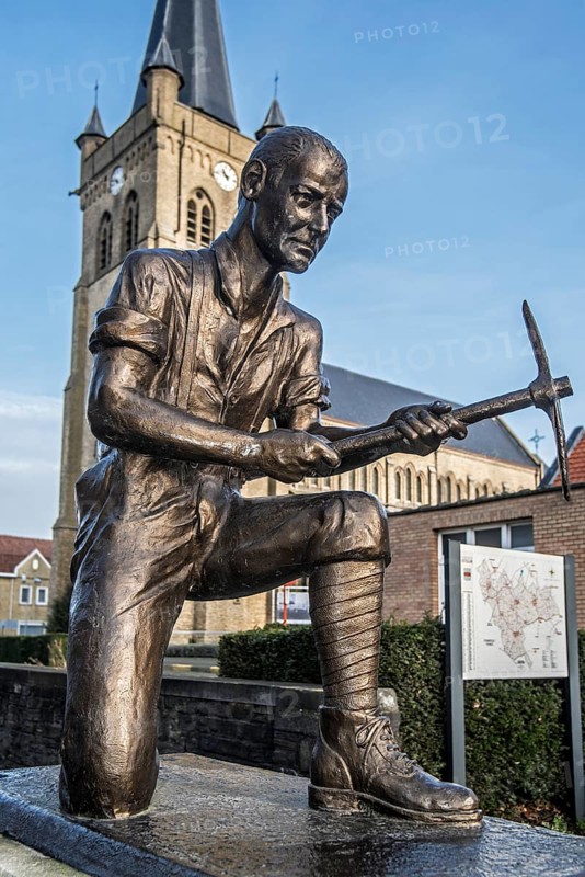 Sculpture The Miner by Jan Dieusaert depicting an English World War I tunneler at the Battle of Messines in 1917 in Wijtschate