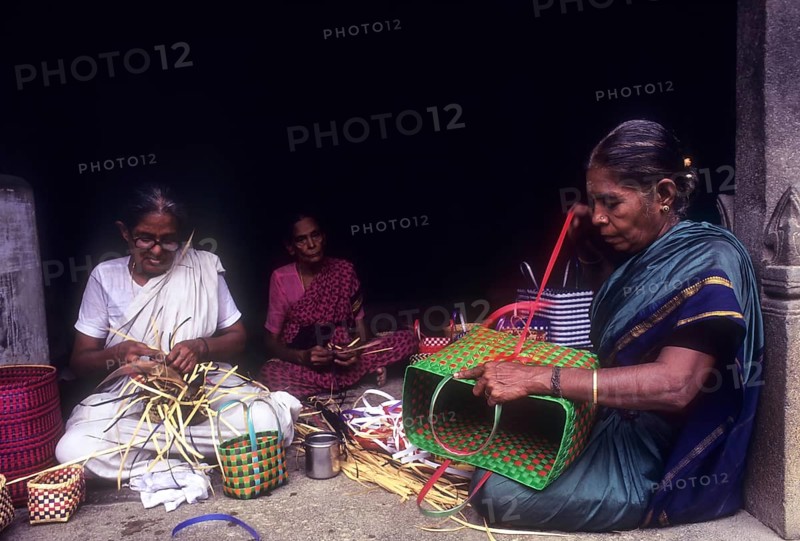 Weaving a variety of baskets using plastic strips in Chettiand