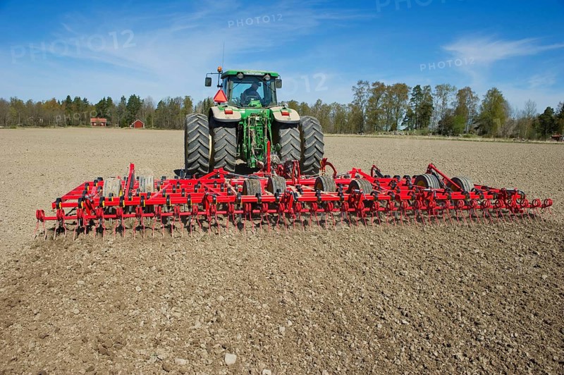 John Deere 7720 tractor with Vaderstad NZ-Aggressive-800 harrows