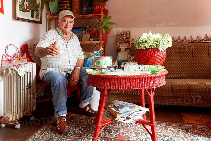 Old man greets guests with Madeira Wine in Casa de Como