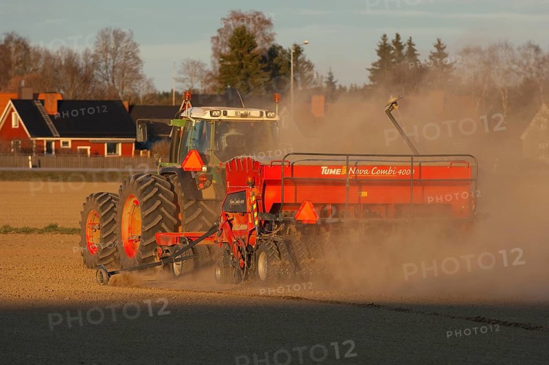 Fendt 820 Vario tractor with Tume Cultipack disc harrows and Tume Nova Combi 4000 seed drill