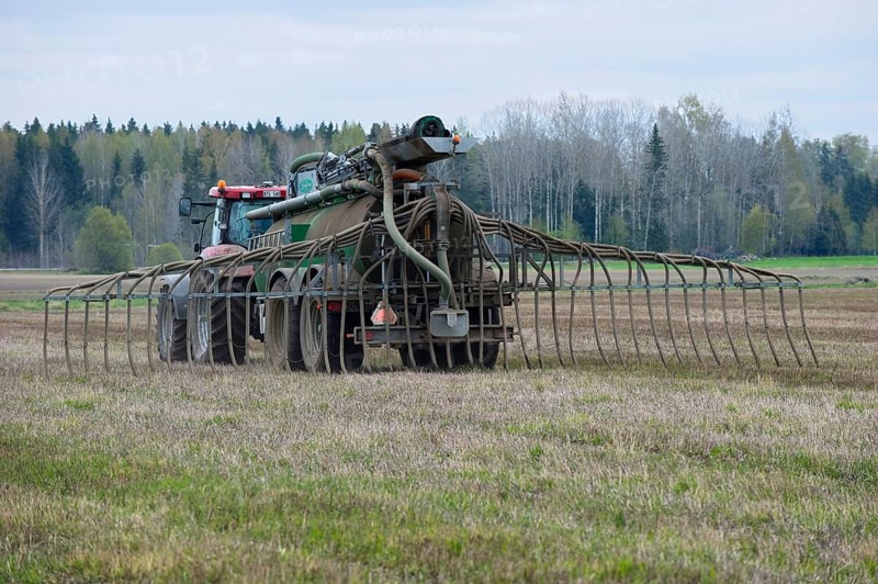 Case 225 Tractor with Samson vacuum slurry tanker and slurry injector injecting slurry into stubble field
