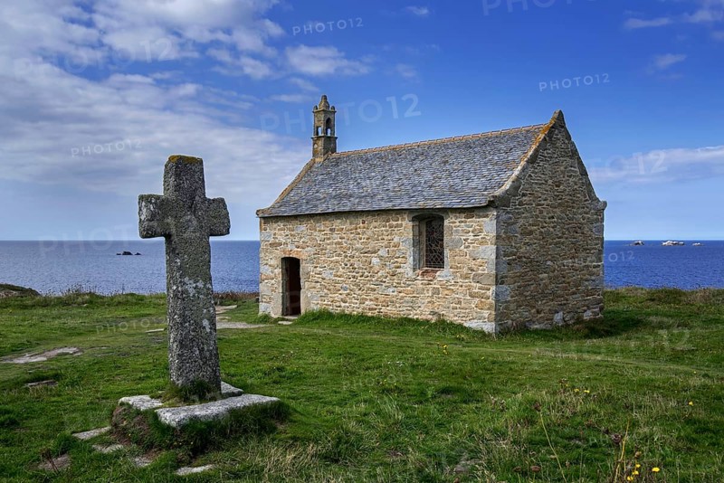 Stone cross and Saint-Samson chapel