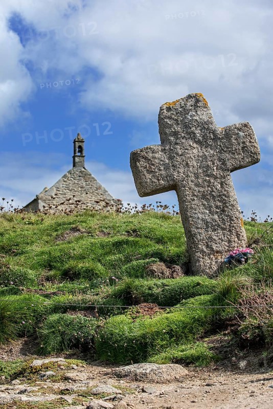 Stone cross and Saint-Samson chapel