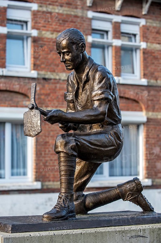 Sculpture The Miner by Jan Dieusaert depicting an English World War I tunneler at the Battle of Messines in 1917 in Wijtschate