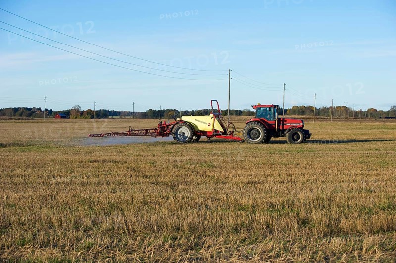 Case International 7140 tractor with sprayer