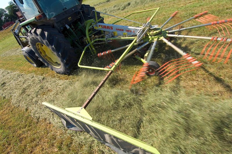 Tractor with roundabout rake Claas Liner 350