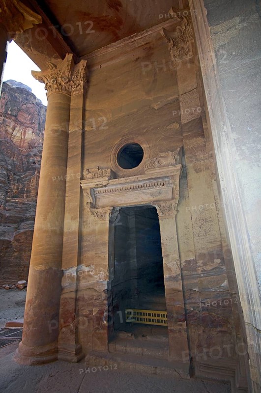 Entrance area and open chamber