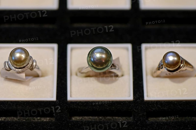 Rings with black cultured pearls