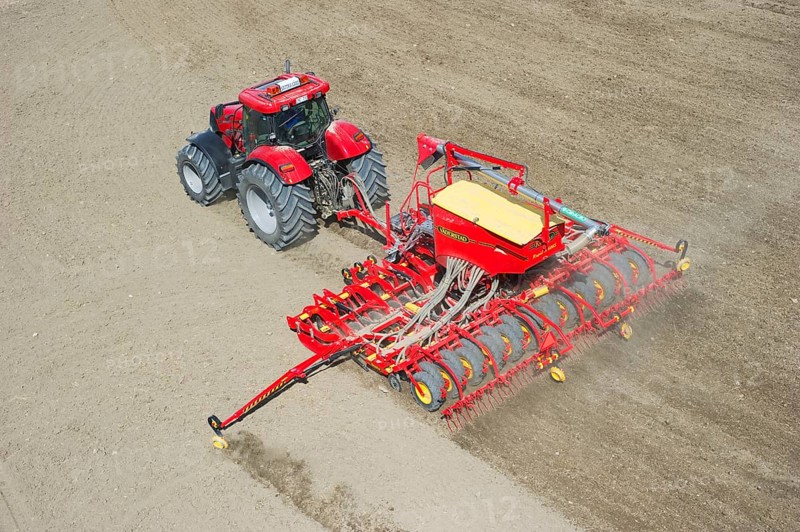 Case 225 Tractor CVX with seed drill Vaderstad Rapid A 600S