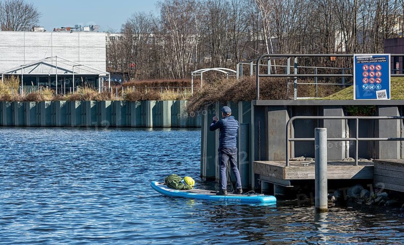 Stand up paddlers at Tempelhofer Hafen