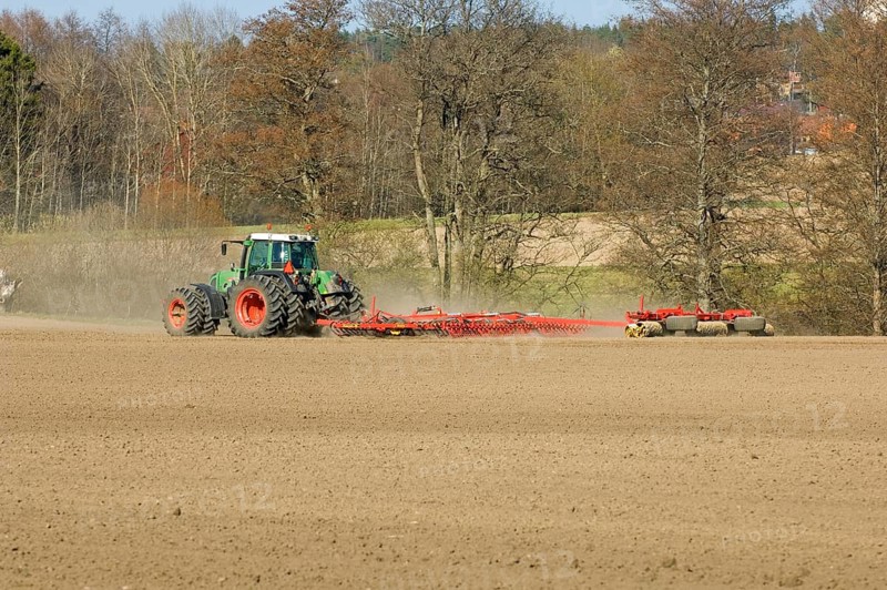 Fendt tractor pulling harrows and rollers