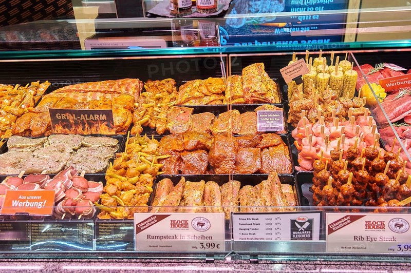 Service counter for ready-to-grill meat products