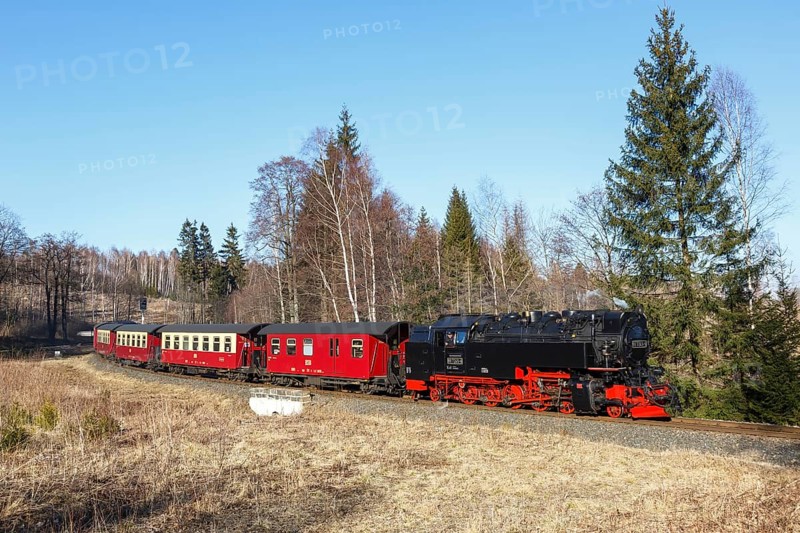 Steam train of the Brockenbahn railway leaving Drei Annen Hohne