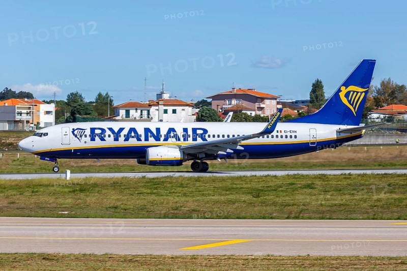 A Ryanair Boeing 737-800 aircraft with registration EI-EVH at Porto Airport