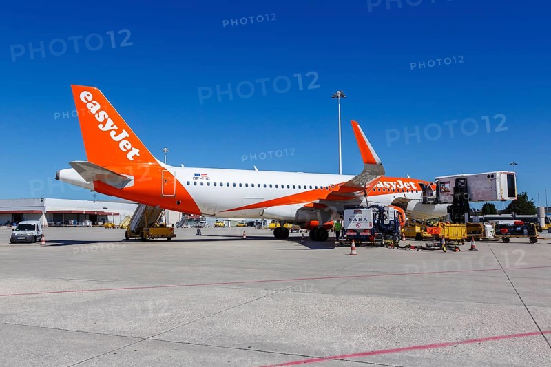 An EasyJet Airbus A320 aircraft with registration number OE-IJG at Porto Airport