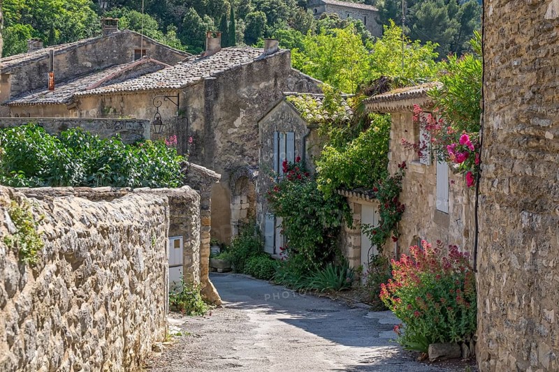 Alley in the medieval village of Oppede-le-Vieux