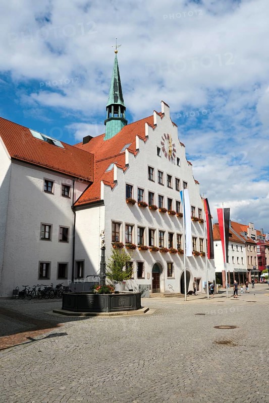 St. George's Fountain and Town Hall