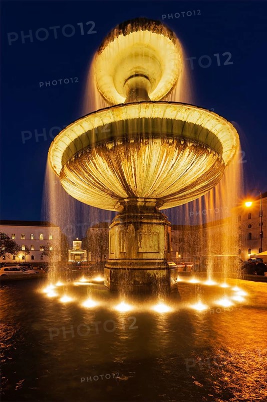 Fountain in the Geschwister-Scholl-Platz in the evening. Munich