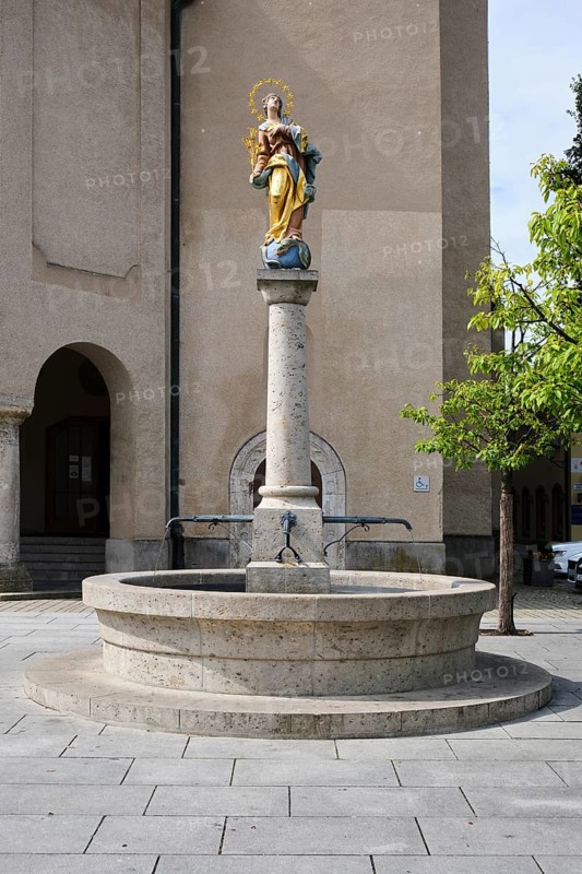 Marian column in front of the church of St. Walburga