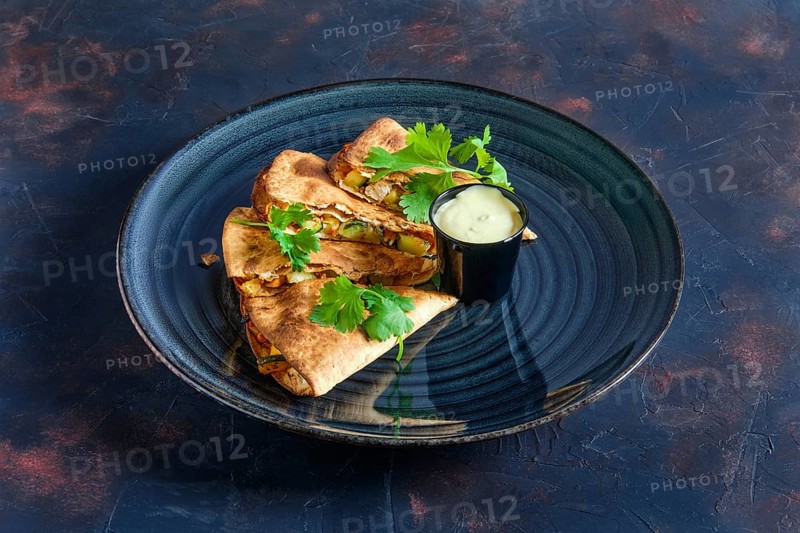 Roasted pita bread stuffed with vegetables and fish