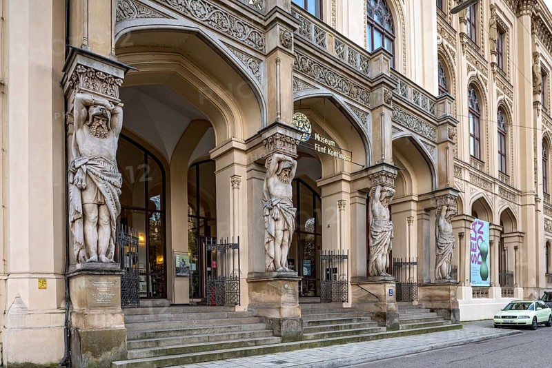 Portal and loggia with monumental atlases of the Museum Fuenf Kontinente