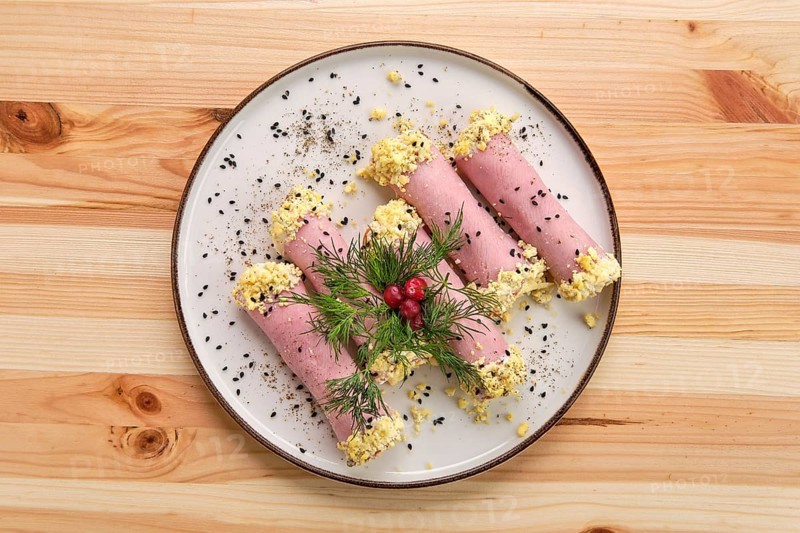 Delicious rolls made of ham stuffed with cheese
