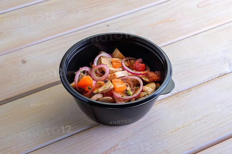 Lightly fried champignon with fresh onion rings and tomato. Snack for drink