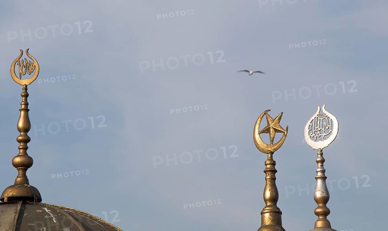 Metal islamic crescent moon icon