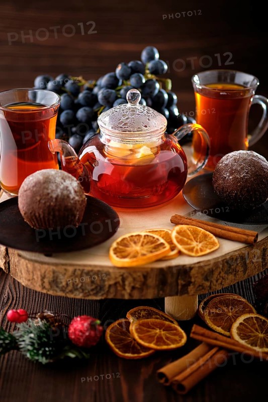 Closeup view of grape and lemon tea with chocolate cake