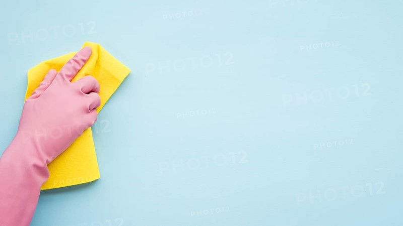 Flat lay cleaning composition with copyspace
