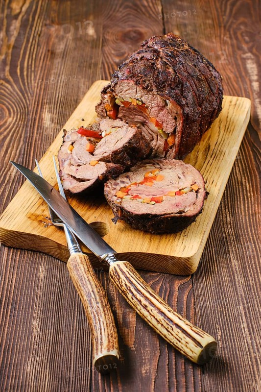 Baked beef roll with vegetables