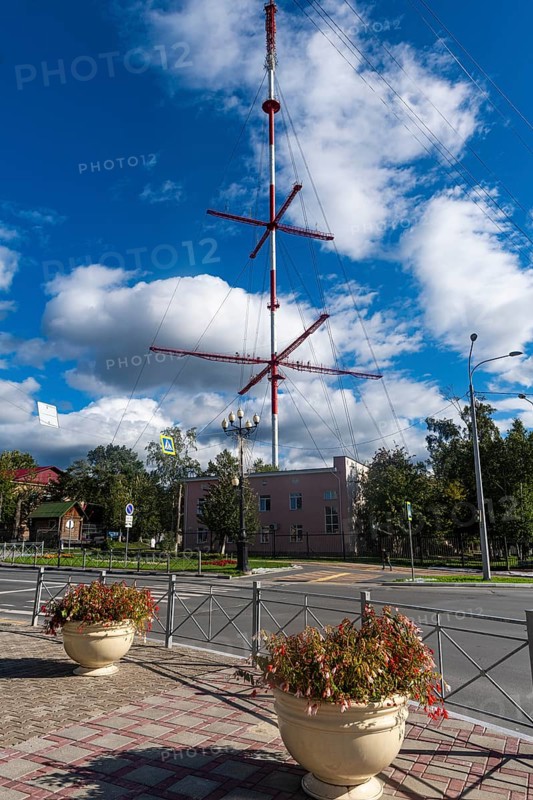 Giant radio antenna