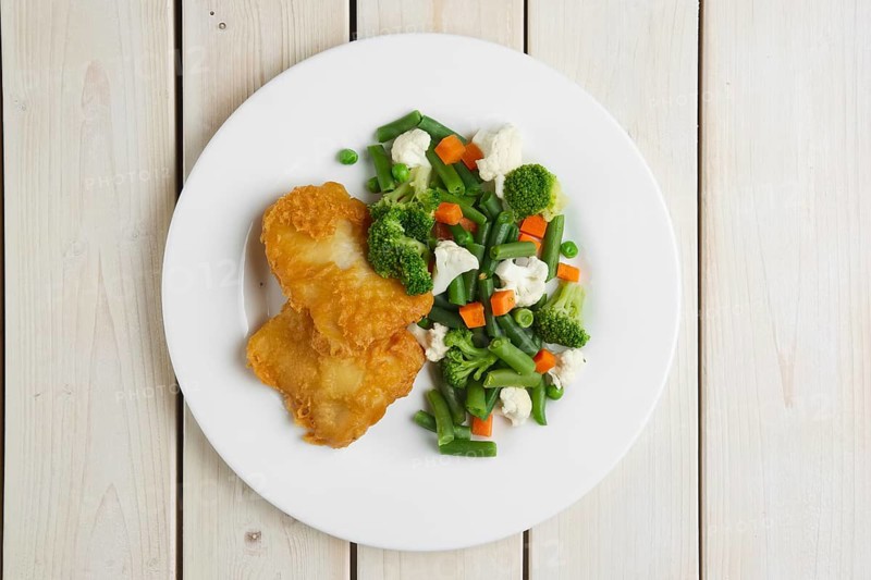 Fish fillet in batter with boiled vegetables