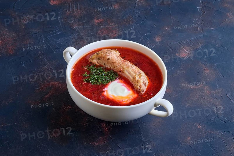 Beet and tomato soup with beef rib and sour cream
